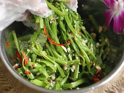 2 loại rau “khoái khẩu” mùa lạnh dễ thành ổ sán, đứng đầu bảng ngoài chợ bán đầy