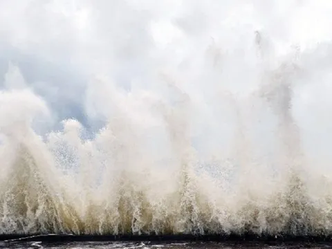 Áp thấp nhiệt đới hình thành gây sóng cao 3-6m, tâm điểm hướng thẳng nơi nào?