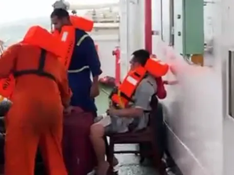 Giải cứu 13 thuyền viên Việt Nam trên tàu gặp sự cố tại vùng biển Malaysia