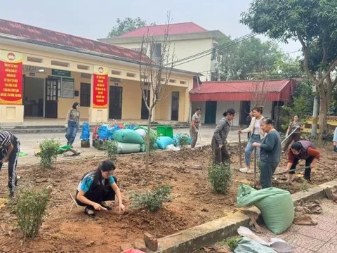 Hội LHPN xã Dân Hòa ra quân trồng “Vườn hoa Mặt trận Tổ quốc”