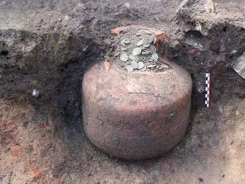 Phát hiện 3 chiếc bình chứa "kho báu" khổng lồ chôn dưới sàn nhà