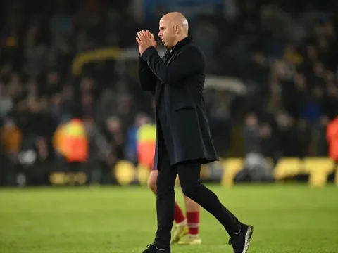 HLV Arne Slot thoát án sa thải ở Liverpool