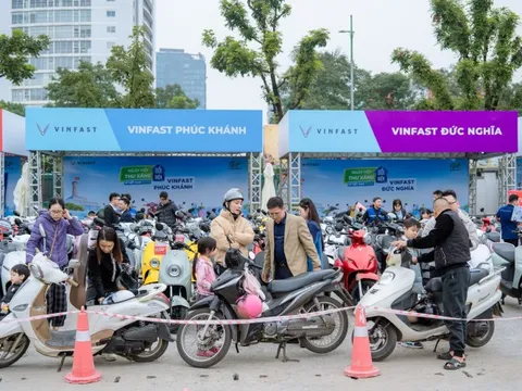 Trải nghiệm thuyết phục, chi phí thấp, lên đời nhàn, người Hà Nội nô nức chọn xe điện VinFast tại “Ngày hội Thu xăng đổi điện”