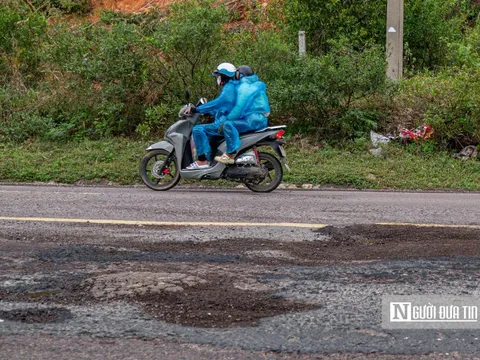 Đường du lịch ven biển "đẹp như tranh vẽ" biến dạng vì ổ gà, ổ voi chi chít