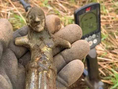 Dò kim loại, người đàn ông phát hiện "kho báu" trên cánh đồng