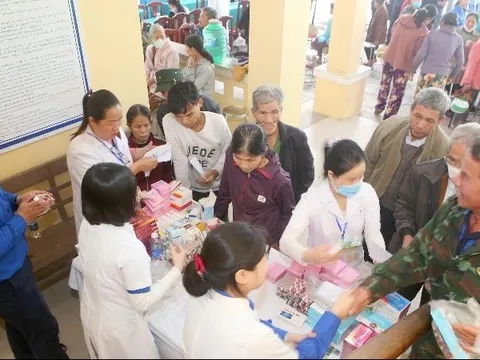 Hội Thầy thuốc trẻ Việt Nam tổ chức khám, tư vấn sức khoẻ cho hơn 1.000 người dân thành phố Huế sau lũ lụt