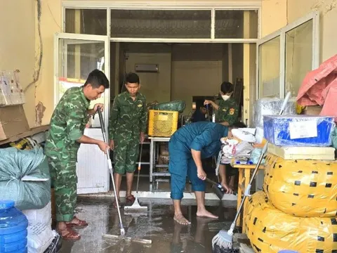 Khẩn trương khắc phục triều cường: Biên phòng Rạch Gốc hỗ trợ người dân ổn định cuộc sống