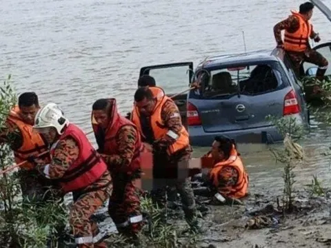 Ô tô mất lái lao xuống sông, nữ tài xế tử vong thương tâm