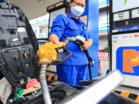 Xăng giảm về sát mức 20.000 đồng/lít