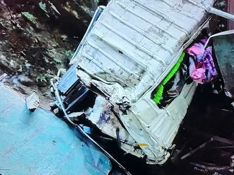 Xe tải rơi xuống vực sâu khiến 14 người tử vong thương tâm