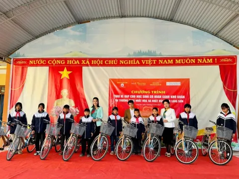 Báo Phụ nữ Thủ đô trao tặng học bổng, xe đạp cho học sinh có hoàn cảnh khó khăn vùng núi Nhất Hòa (Lạng Sơn)