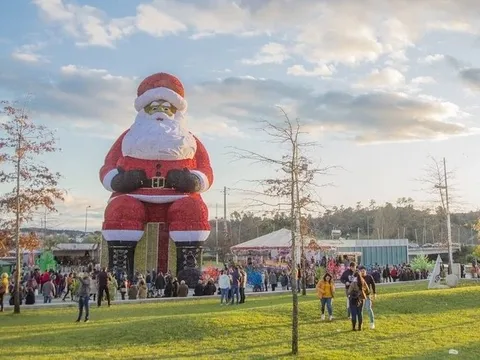 Bất ngờ với "Ông già Noel lớn nhất thế giới", cao 21m