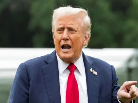 Tổng thống Donald Trump “thất vọng” với Kyiv và Moscow