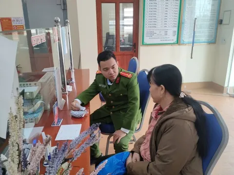Người phụ nữ suýt mất tiền vì chiêu trò "giải ngân"