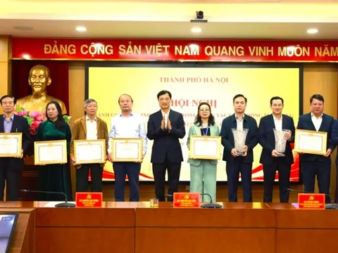 Bí thư Thành ủy Nguyễn Duy Ngọc trao Bằng khen cho tập thể, cá nhân có thành tích trong giải phóng mặt bằng đường Vành đai 1