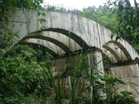 Đường vào di tích Hội thề Lũng Nhai thi công dang dở, bỏ hoang 3 năm qua