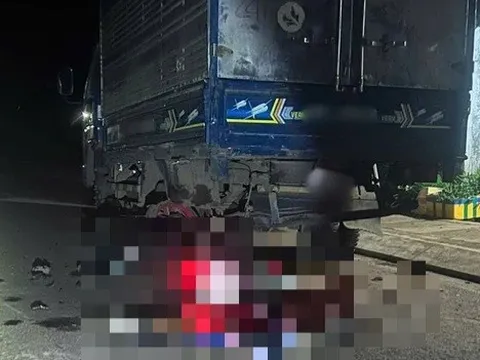 Xe máy tông vào ô tô tải đang đậu, 3 người tử vong