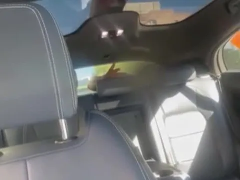 Người phụ nữ tá hỏa phát hiện tù nhân vượt ngục trong xe của mình