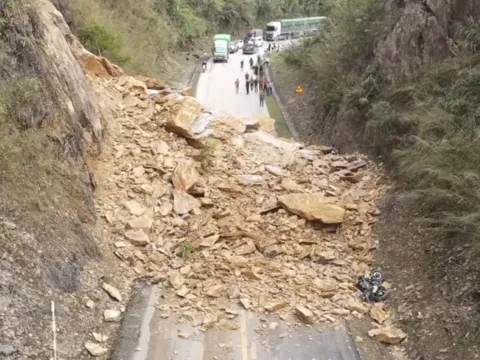 Khoảnh khắc đất đá đổ ập vùi lấp nhiều người trên Quốc lộ 6