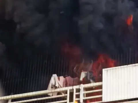 Clip: Khói lửa bốc lên ngùn ngụt từ căn hộ chung cư ở Hà Nội