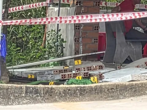 Đang nằm võng chờ thi sát hạch lái xe, 2 người bị bức tường đổ trúng thương vong