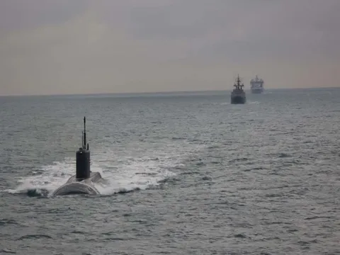 Đằng sau việc tàu ngầm tấn công của Nga nổi lên ở Eo biển Anh bất chấp thời tiết bất lợi