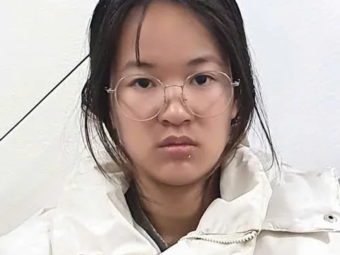 Cô gái trẻ bị bắt giữ vì 2 lọ nhựa chứa dung dịch màu trắng