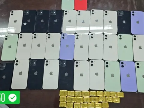 Phát hiện 24 lượng vàng cùng 32 iPhone trong hành lý ký gửi