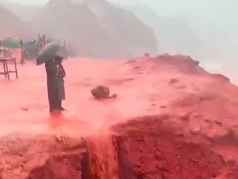 Sốc trước cảnh tượng "biển máu" cuộn sóng tại Iran