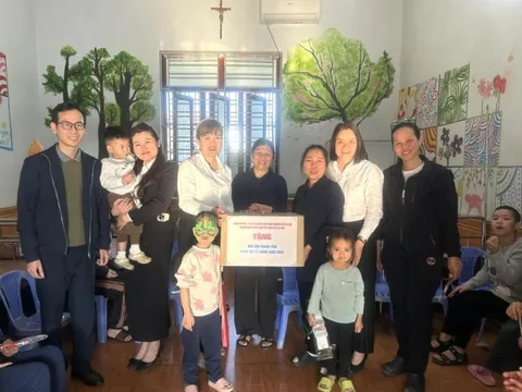 Nhân mùa Giáng sinh 2025, Ủy ban MTTQ thành phố Hà Nội trao gửi yêu thương tới Mái ấm Thánh Tâm