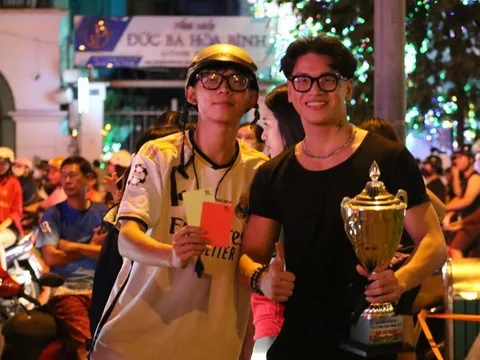 Người dân tràn xuống đường mừng chiến thắng của U22 Việt Nam tại SEA Games 33