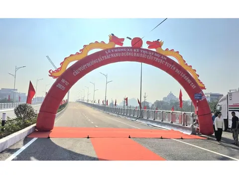 Thông xe kỹ thuật cầu vượt đường sắt Bắc-Nam chào mừng Đại hội XIV của Đảng