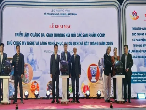 Khai mạc Triển lãm quảng bá, giao thương kết nối sản phẩm OCOP, thủ công mỹ nghệ Bát Tràng
