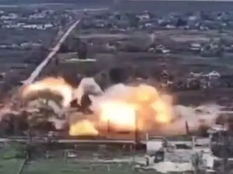 Bom lượn dẫn đường Nga tung đòn hủy diệt, tuyến phòng thủ Ukraine rung chuyển