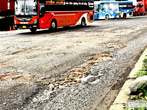 Nhiều đoạn Quốc lộ 1 qua Huế hư hỏng nặng, nguy cơ tai nạn rình rập