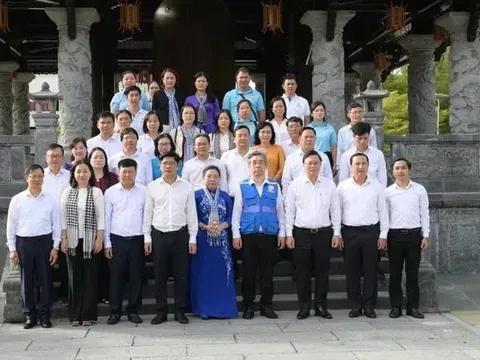 Đoàn đại biểu Cụm thi đua Ủy ban MTTQ Việt Nam các thành phố trực thuộc Trung ương dâng hoa, dâng hương tại đặc khu Côn Đảo