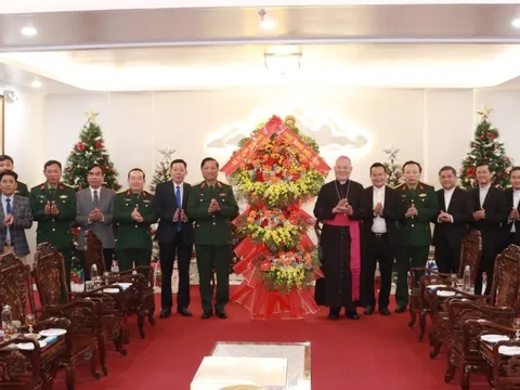 Bộ Tư lệnh Quân khu 4 chúc mừng Giáng sinh Tổng Giáo phận Huế