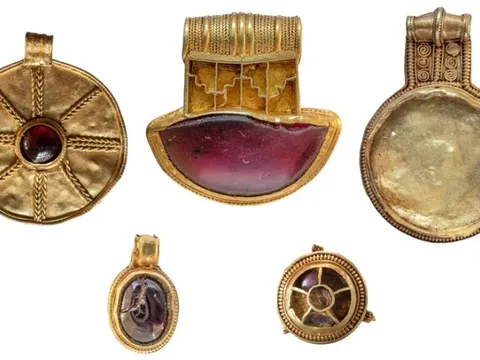 Dò kim loại, 2 người dân đào được kho báu chứa vàng, ngọc hồng lựu