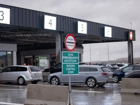 Hàng dài người Ukraine chờ qua cửa khẩu Ba Lan về quê đón Giáng sinh