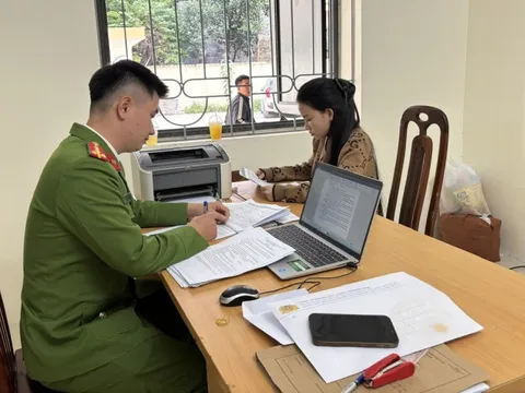 Lừa đảo cho vay tiền qua mạng, em gái và anh trai cùng bị bắt