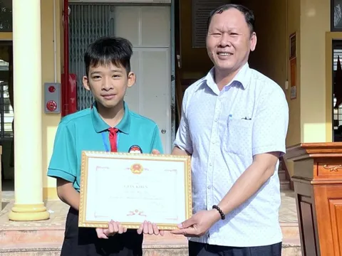 Nhặt được gần 23 triệu đồng, nam sinh lớp 9 mang đến công an nhờ trả người đánh rơi