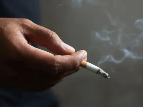 Người phụ nữ đệ đơn ly hôn vì phát hiện chồng mình hút thuốc