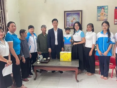 Hội LHPN xã Dân Hoà trao kinh phí “Mẹ đỡ đầu” năm 2026 cho các em nhỏ có hoàn cảnh đặc biệt khó khăn