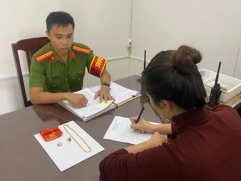 "Nữ quái" chở người quen đi ăn cháo rồi quay lại nhà trộm gần 2 cây vàng