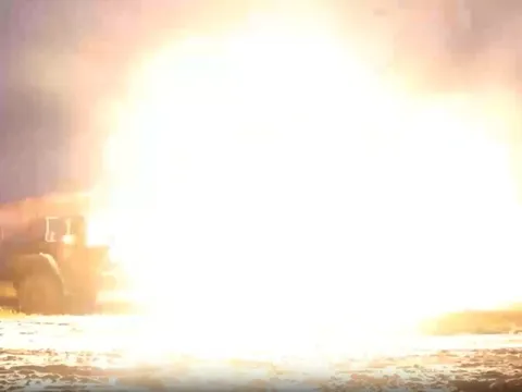 Hỏa lực TOS xuất trận: Tuyến phòng thủ Ukraine rung chuyển bởi đòn nhiệt áp