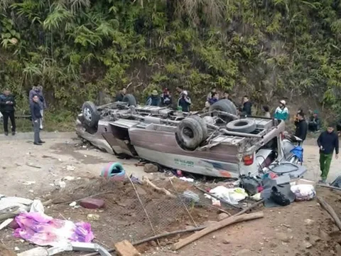 Lật xe khách ở Lào Cai, ít nhất 7 người tử vong