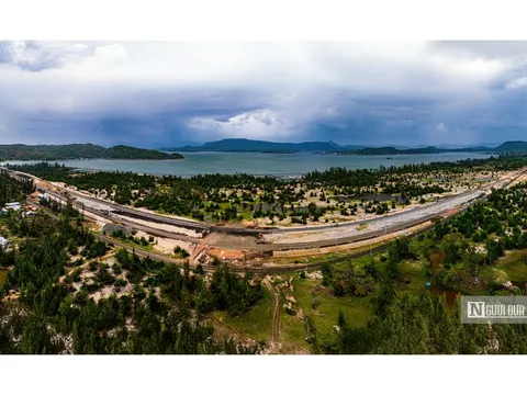 Chùm ảnh: Khơi thông mặt bằng, đẩy nhanh tiến độ đường ven biển Đông Đắk Lắk