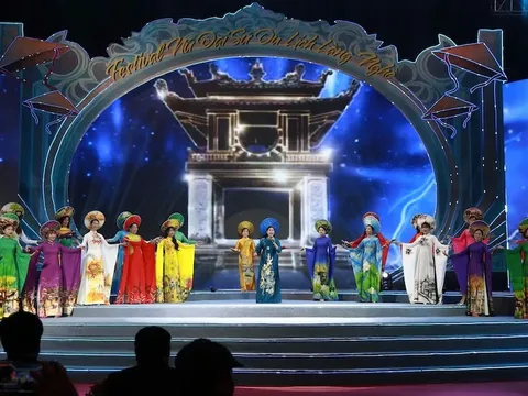 Màn trình diễn áo dài ra mắt của 20 thí sinh chung kết Nữ Đại sứ du lịch làng nghề Hà Nội 2025