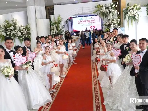 Xúc động lễ cưới tập thể của 11 cặp đôi công nhân ở Nghệ An