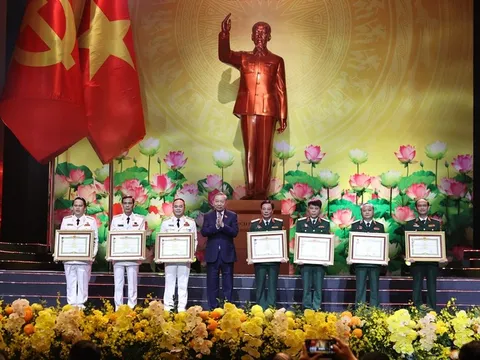 Các tập thể cá nhân được lãnh đạo Đảng, Nhà nước trao danh hiệu Anh hùng